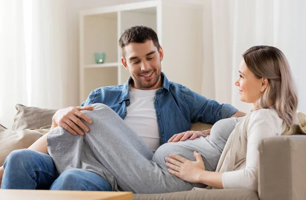 Hombre feliz con la mujer embarazada en casa —  Fotos de Stock