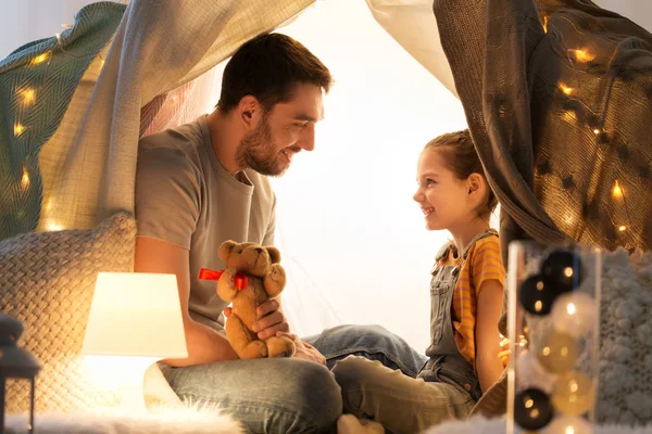 Mutlu aile evdeki çocuk çadırında oyuncaklarla oynuyor. — Stok fotoğraf