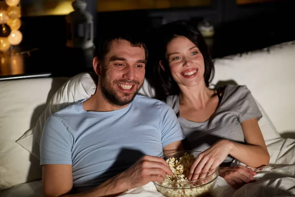 Casal com pipocas assistindo tv à noite em casa — Fotografia de Stock