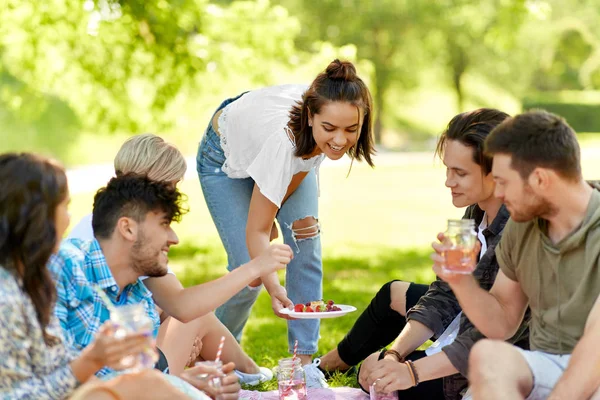 Concepto Amistad Ocio Grupo Amigos Felices Con Bebidas Alcohólicas Comida —  Fotos de Stock