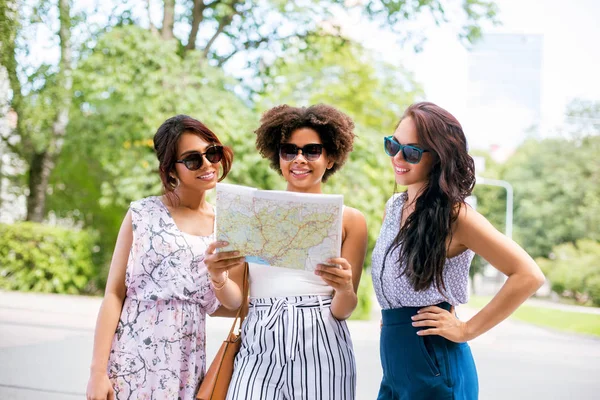 Ευτυχισμένος γυναίκες με χάρτη στην οδό στην πόλη το καλοκαίρι — Φωτογραφία Αρχείου