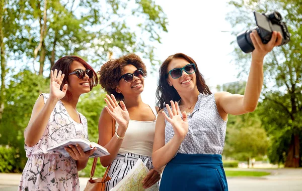 Frauen mit Kartenreisen und Videoblog — Stockfoto