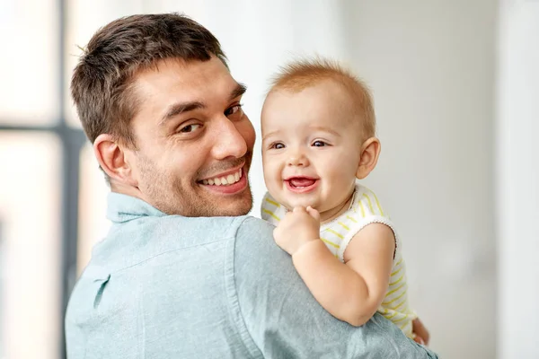 Pai feliz segurando pequena filha bebê em casa — Fotografia de Stock