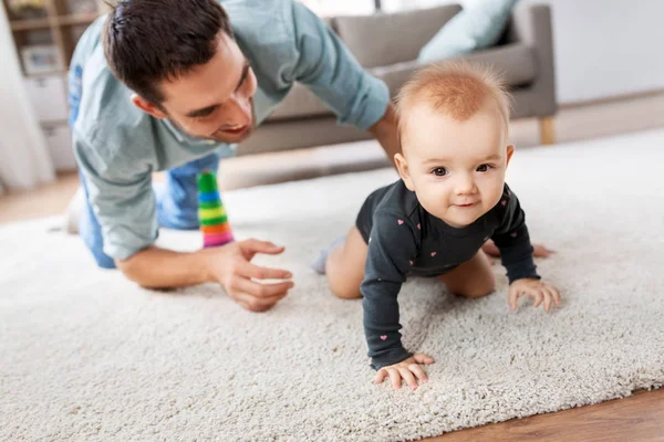 Niña feliz con el padre en casa — Foto de Stock