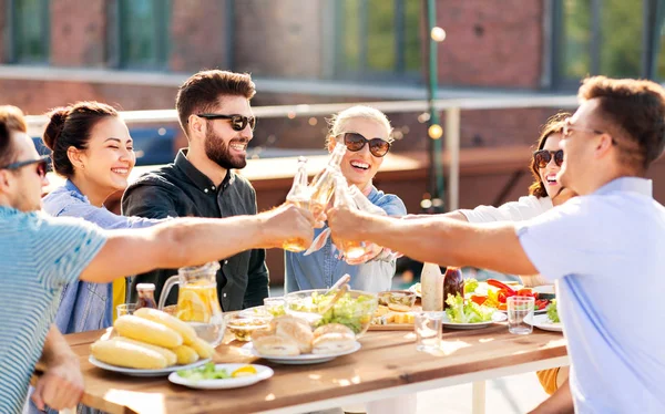 Glückliche Freunde stoßen bei Drinks auf Dachparty an — Stockfoto