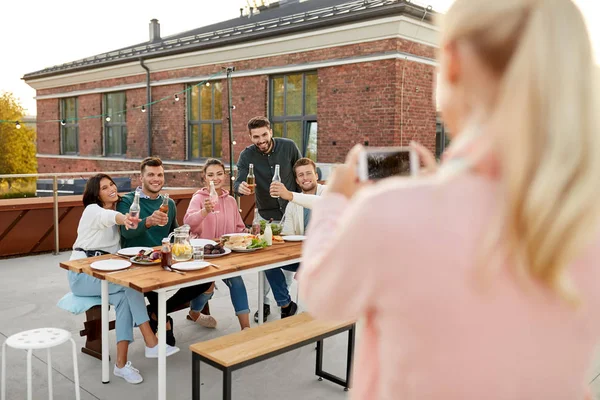 Przyjaciele Happy fotografowanie na imprezie na dachu — Zdjęcie stockowe