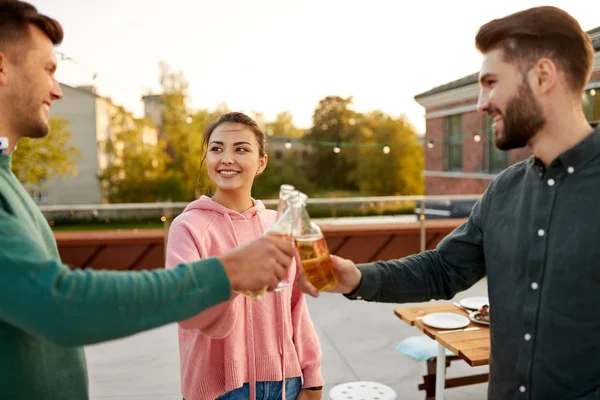 Amigos brindar bebidas na festa de churrasco no telhado — Fotografia de Stock