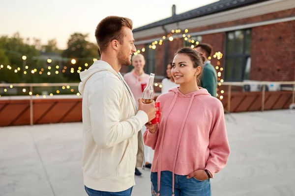 Amis avec des boissons non alcoolisées à la fête sur le toit — Photo