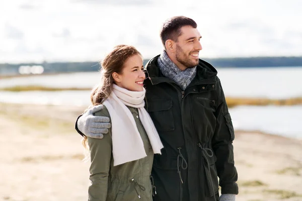 Sorrindo abraço casal na praia de outono — Fotografia de Stock