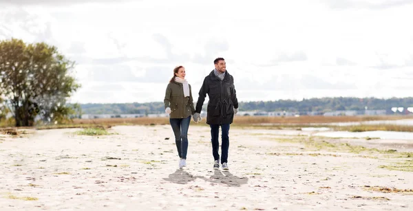 Casal andando ao longo da praia de outono — Fotografia de Stock