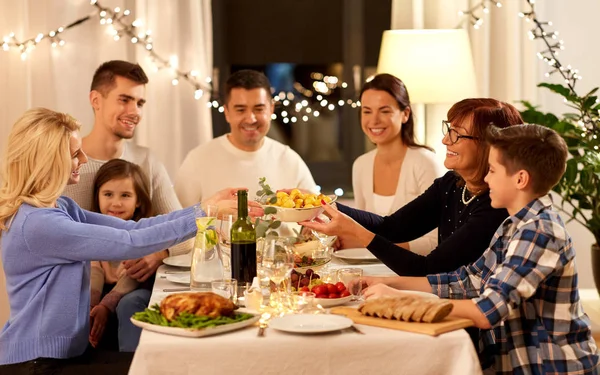 Família feliz jantando em casa — Fotografia de Stock