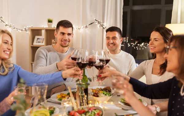 Família feliz jantando em casa — Fotografia de Stock