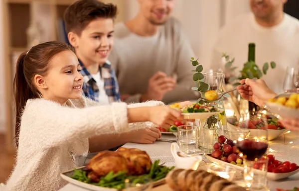 Lycklig familj äter middag hemma — Stockfoto