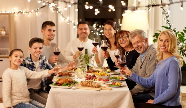 Familia feliz teniendo una cena en casa — Foto de Stock