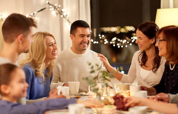 Família feliz ter festa de chá em casa — Fotografia de Stock