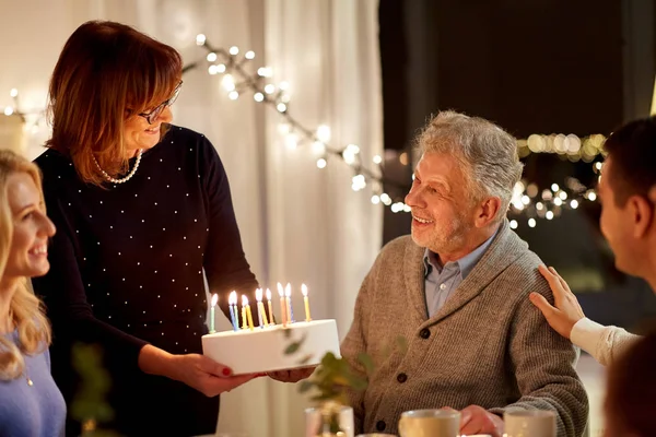 Feliz familia teniendo fiesta de cumpleaños en casa — Foto de Stock