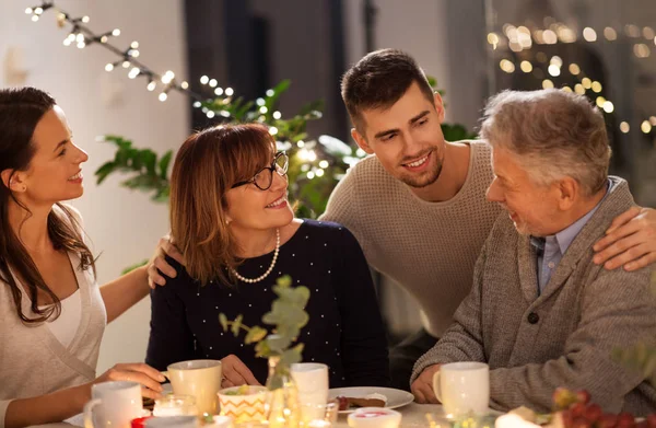 Familia feliz teniendo una fiesta de té en casa —  Fotos de Stock