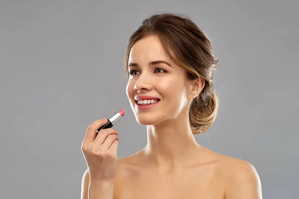 Donna con rossetto rosa applicare make up — Foto Stock