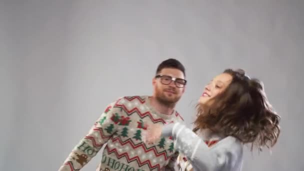 Счастливая пара танцует на рождественской вечеринке — стоковое видео