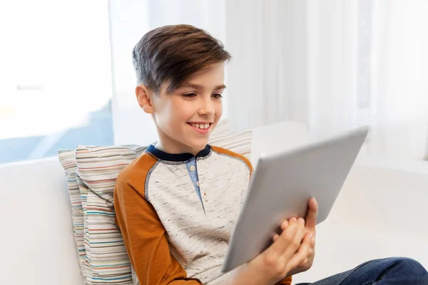 Lachende jongen met tablet pc thuis pc — Stockfoto