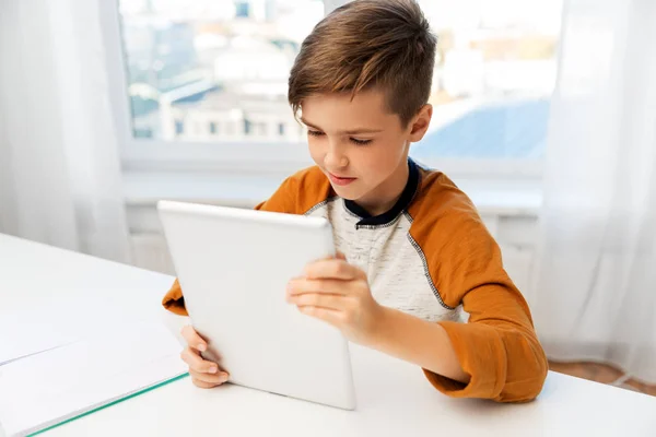Μαθητής αγόρι με tablet pc και το φορητό υπολογιστή στο σπίτι — Φωτογραφία Αρχείου