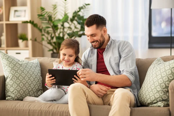 Pai e filha com computador tablet em casa — Fotografia de Stock