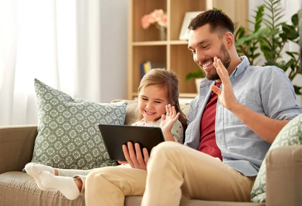 Far och dotter ha video kalla på TabletPC — Stockfoto