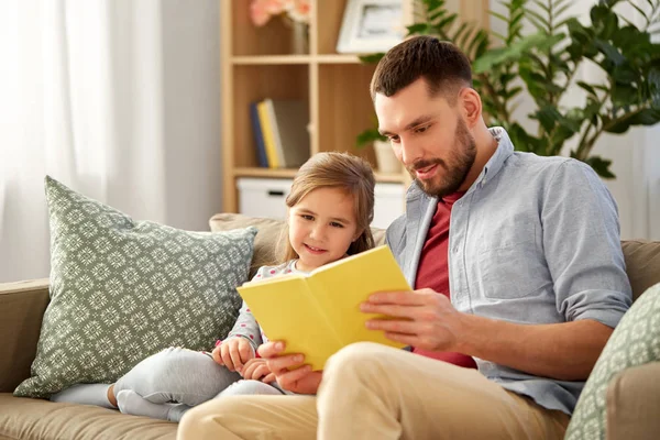 Mutlu baba ve kızı evde kitap okumak — Stok fotoğraf