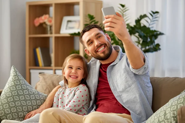 Apa és lánya véve selfie otthon — Stock Fotó