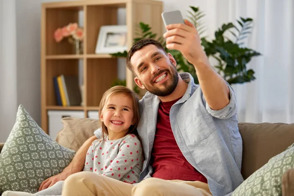 Far och dotter tar selfie hemma — Stockfoto