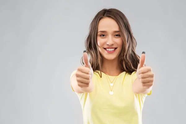 年轻的女人或少女显示竖起大拇指 — 图库照片
