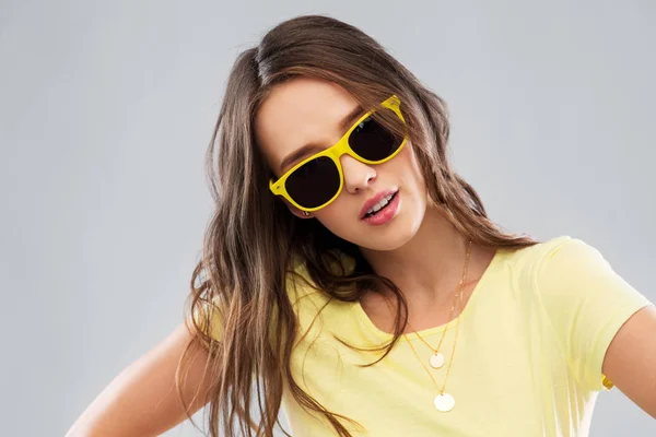 Adolescente en gafas de sol amarillas y camiseta —  Fotos de Stock