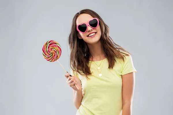 Adolescente en gafas de sol con piruleta —  Fotos de Stock