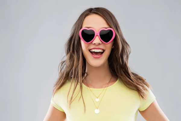 Adolescente en gafas de sol en forma de corazón — Foto de Stock