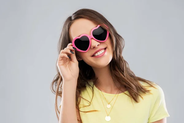 Adolescente en gafas de sol en forma de corazón —  Fotos de Stock