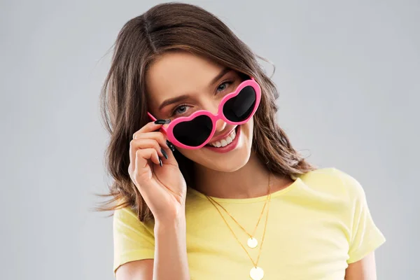 Adolescente en gafas de sol en forma de corazón —  Fotos de Stock