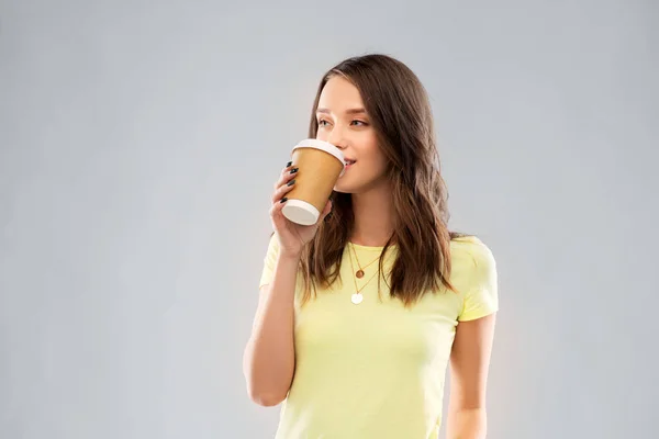 Jeune femme ou adolescente boire du café — Photo