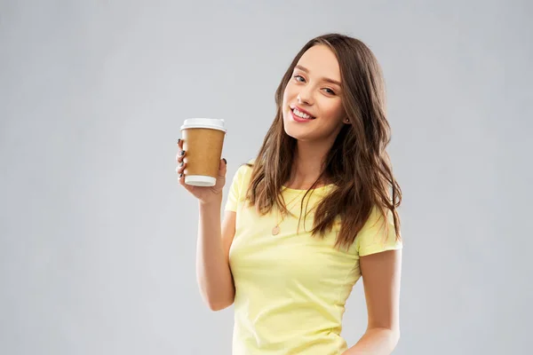 Jonge vrouw of tienermeisje met koffiekopje — Stockfoto