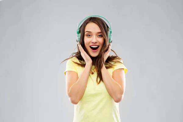 Jovem feliz ou adolescente com fones de ouvido — Fotografia de Stock