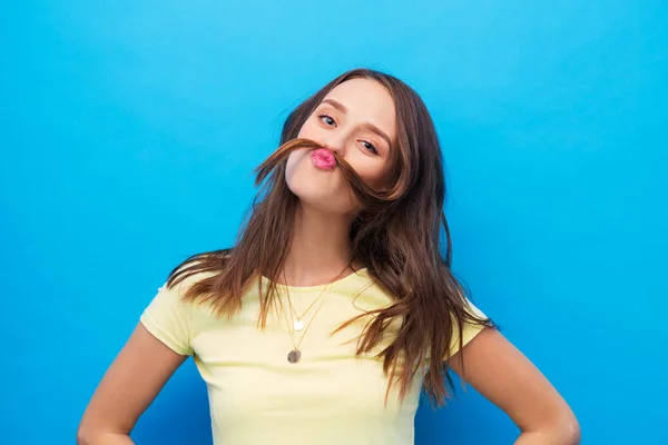 Junge Frau macht Schnurrbart mit ihren Haaren — Stockfoto