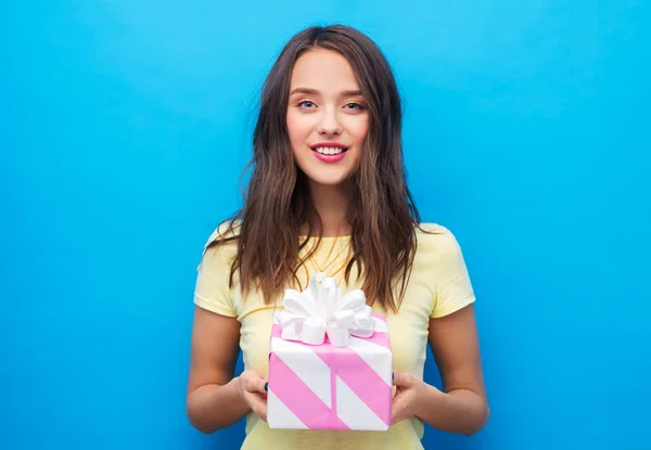 Mladá žena nebo dospívající dívka s dárek k narozeninám — Stock fotografie