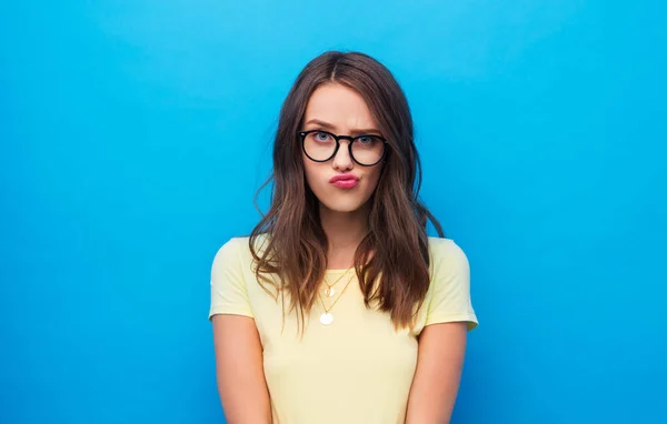 Молода жінка або дівчина-підліток в окулярах — стокове фото
