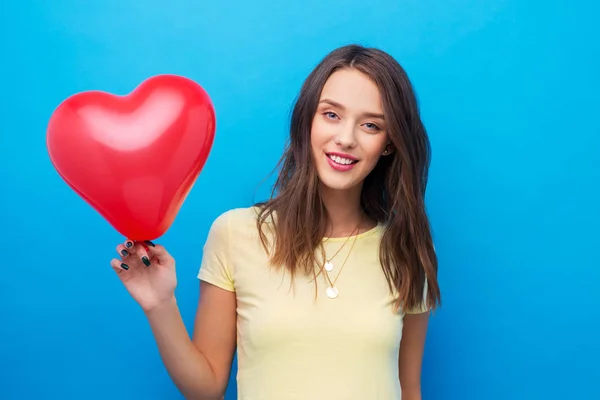 Девочка-подросток с красным шаром в форме сердца — стоковое фото