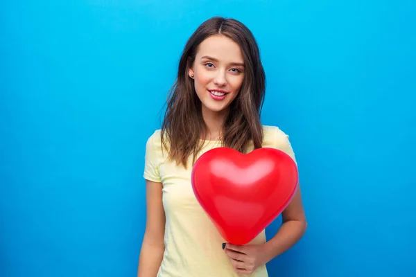Adolescente con palloncino rosso a forma di cuore — Foto Stock