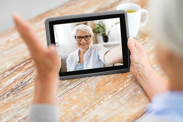 Donna anziana che ha videochiamata sul computer tablet — Foto Stock