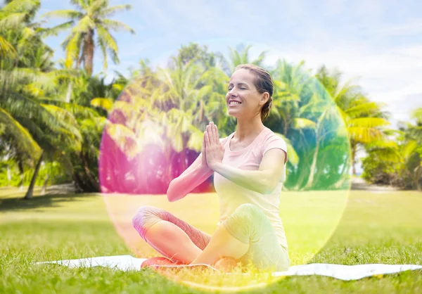 Gelukkige vrouw mediteren in zomer park over aura — Stockfoto