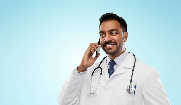 Sonriente médico indio masculino llamando en el teléfono inteligente —  Fotos de Stock