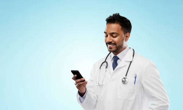 Sorridente medico indiano maschio con smartphone — Foto Stock