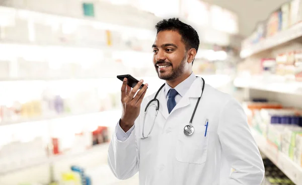 Indyjski lekarz nagrywanie głosu przez smartfona — Zdjęcie stockowe