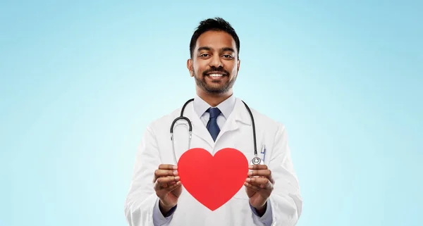 Sonriente médico indio con forma de corazón rojo — Foto de Stock